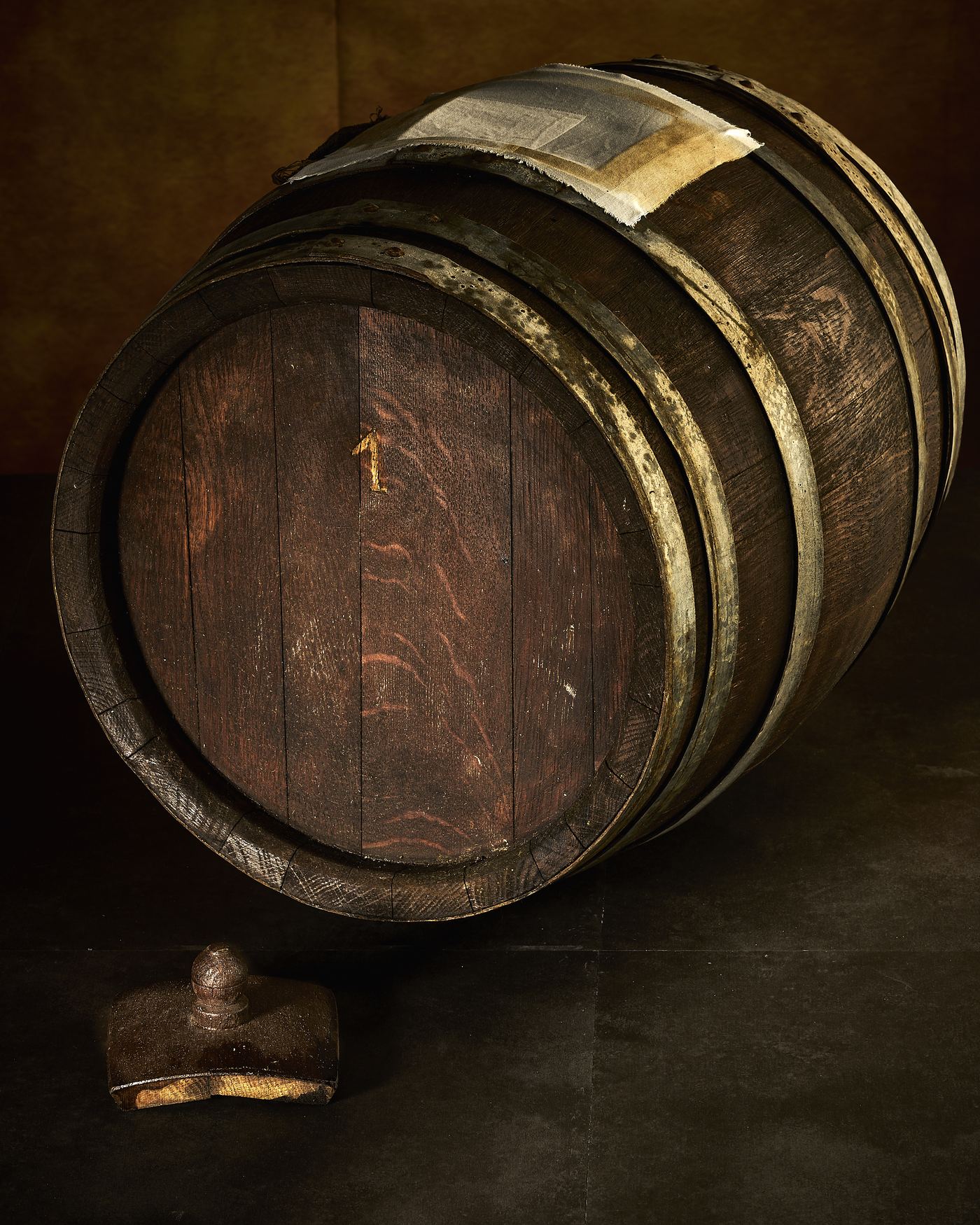 Historisches Balsamico-Fass mit Leinentuch