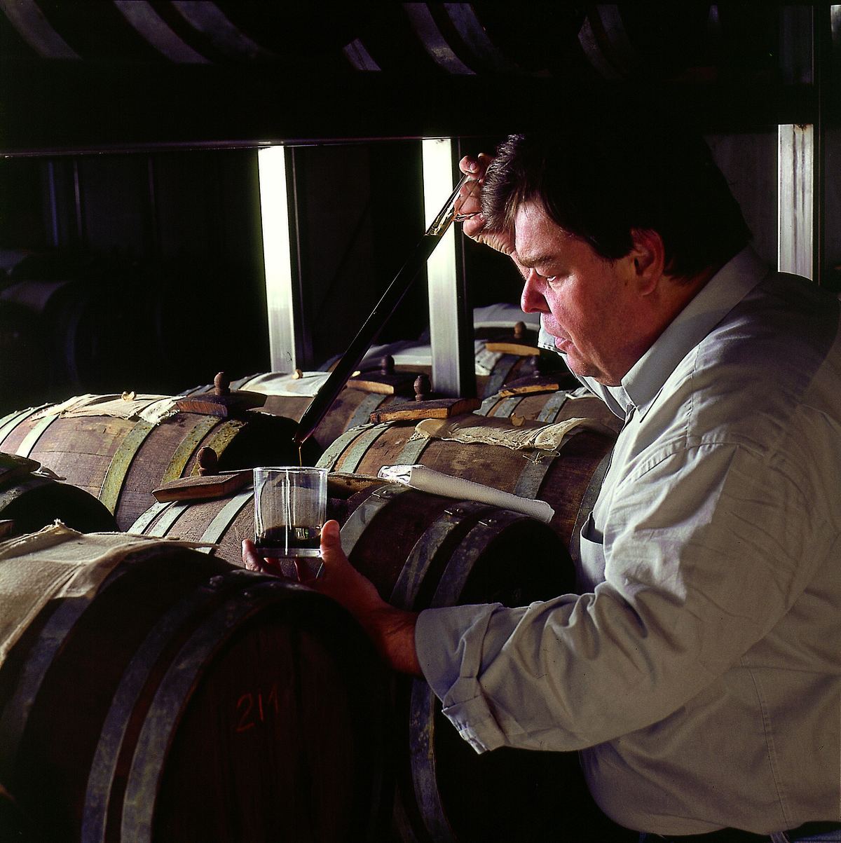 Herwig Pecoraro verkostet Balsamico am Fass